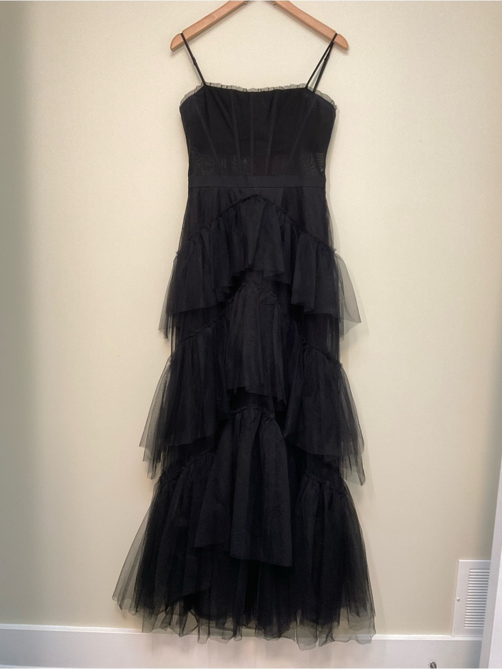 BCBGMaxAzria Black Strapless Tiered Tulle Gown. SZ 8 - Picture 10 of 12